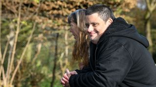 Angelo Napoletano schaut gemeinsam mit Stefanie Wiegmann in ein Tiergehege.