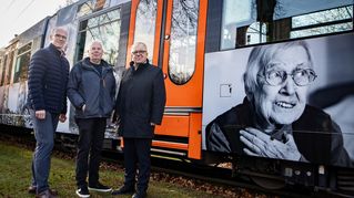 Martin Uekmann, Veit Mette und Pastor Ulrich Pohl stehen vor der neugestalteten Bethel-Bahn.
