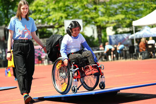 Zwei Mädchen beim Rollstuhl-Parcour