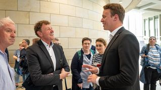 Ein Besucher unterhält sich mit dem Bielefelder CDU-Abgeordneten Tom Brüntrup.