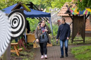 Zwei Besucher bummeln über das Gelände