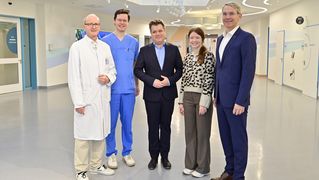 Gruppenbild auf dem Flur des Kinderzentrums Bethel