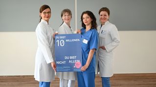 Gruppenbild Ärztinnen mit Plakat