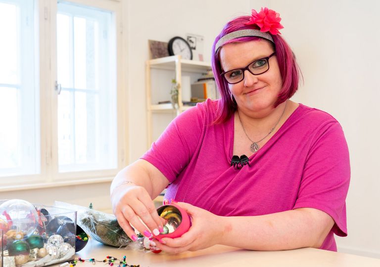 Antje Gärtner bastelt eine Kugel