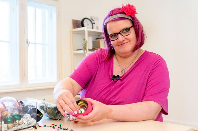 Antje Gärtner bastelt eine Kugel