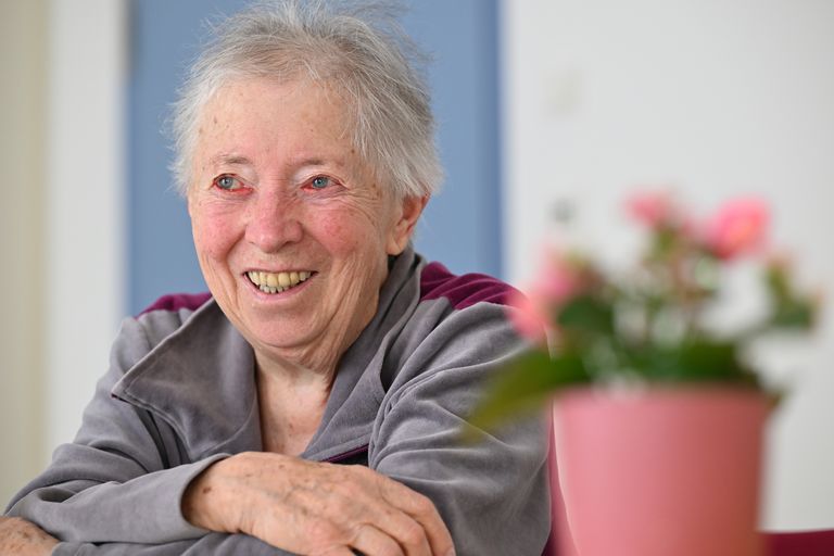 Eine Frau lächelt. 