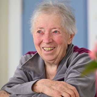 Eine Frau lächelt. 
