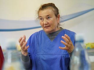 Olga Fastovez gestikuliert mit den Händen 