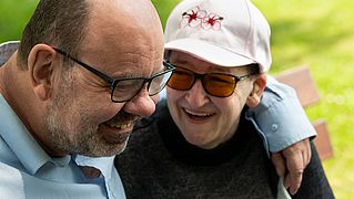 Gereon Klein umarmt Marie-Luise Gerhold. Beide lächeln fröhlich.