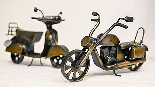 Motorrad-Modelle aus Stahl. 