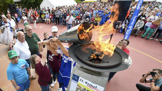 Das olympische Feuer wird entzündet.