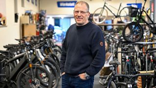 Ein Mann steht in einem Fahrradladen.