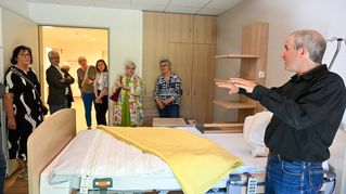 Ulrich Johnigk zeigt Besucherinnen und Besucher am Einweihungstag die Zimmer und erklärt die Ausstattung. Fotos: Christian Weische / v. Bodelschwinghsche Stiftungen Bethel