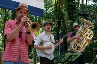 Musiker mit Instrumenten