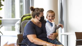 Frau mit Kind im Epilepsiezentrum Bethel