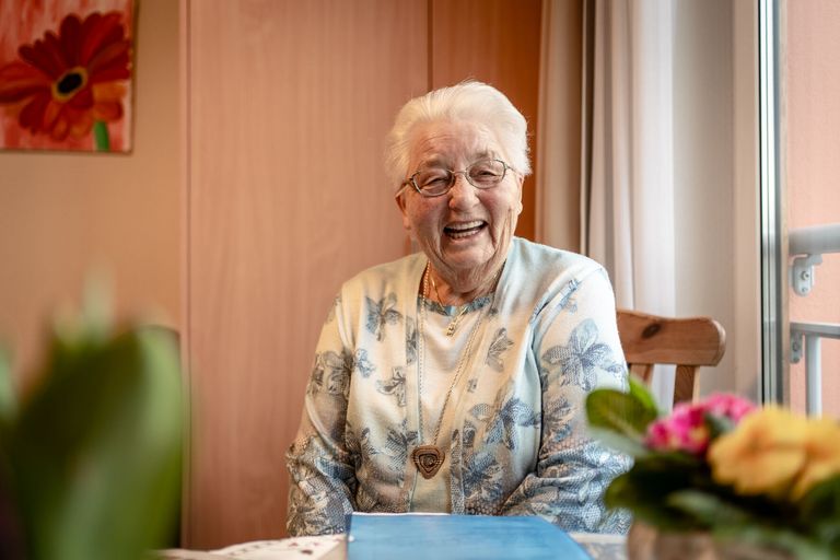 Eine Dame lächelt herzlich.