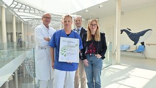 Gruppenbild mit Urkunde.