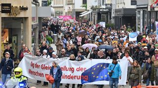 Die Demonstranten bewegen sich am protesttag zur Gleichstellung von Menschen mit Behinderungen fort