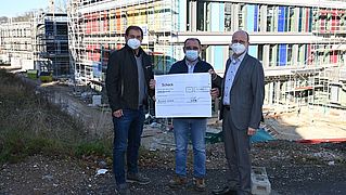 Die Herren Bunzel und Professor Hamelmann vor dem Bau.