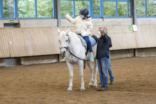 Reiterin führt rockige Version der Hippotherapie vor