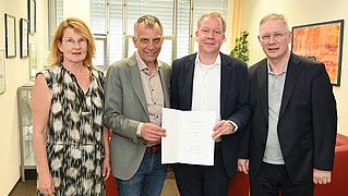 Übergabe der Ernennungsurkunde