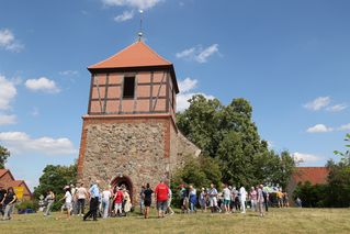 Besucherinnen und Besucher erkunden das Gelände.