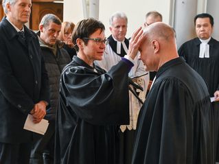 Dr. Adelheid Ruck-Schröder spricht Dr. Bartolt Haase ihren Segen zu.