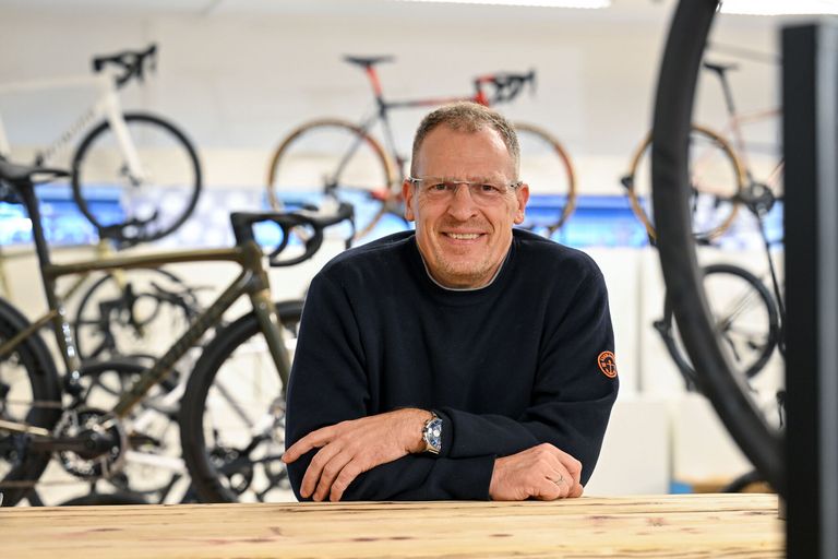 Mann lächelt in einem Fahrradladen.