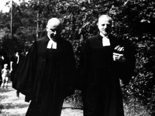 Pastor Friedrich von Bodelschwingh d.J. und Pastor Gerhard Braune gehen nebeneinander in ihrer Amtsracht beim Jahresfest 1942.