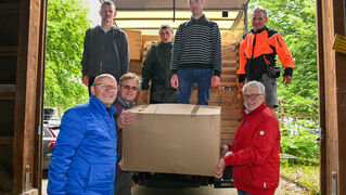 Die Helfer am LKW bei der Vorbereitung zum Transport