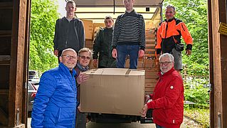 Die Helfer am LKW bei der Vorbereitung zum Transport