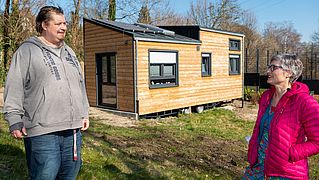 Mike Ertel und Barbara Kristen stehen vor dem Tiny House