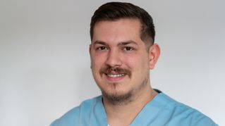 Nikola Djukic schaut und lächelt in die Kamera