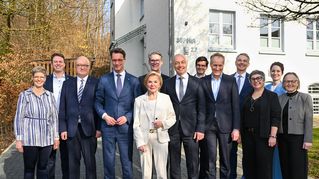 Gruppenbild vor dem Haus Sophia