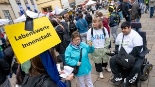 Workshop-Teilnehmende tauschen sich zum Thema "Lebenswerte Innenstadt" aus.