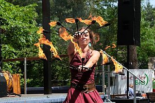 Künstlerin zeigt eine Feuershow