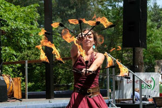 Künstlerin zeigt eine Feuershow