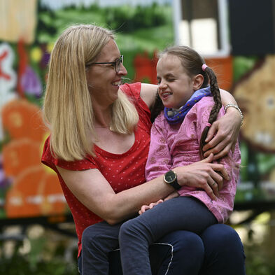 Kind auf Schoß der Mutter im Kinderhospiz