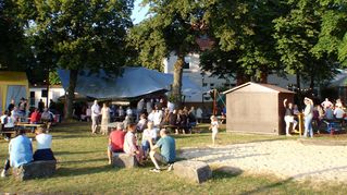 Besucher sitzen im Biergarten