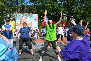 Eine Tanzgruppe performt auf der Bühne