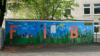 Ein Garagentor mit dem Graffiti FIB