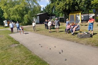 Menschen spielen Boule.