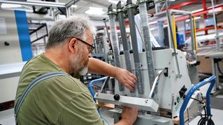 Wolfgang Starck tütet Schrauben an einer Maschine ein