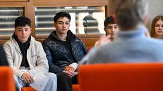 Die Schülerinnen und Schüler der Sekundarschule Bethel hörten Britta Haßelmann sehr aufmerksam zu. Fotos: Christian Weische