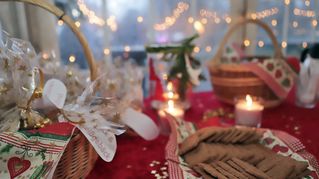 Weihnachtlich verpacktes Gebäck