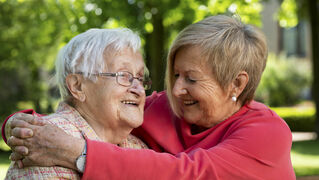 Zwei ältere Frauen Arm in Arm