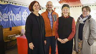 Es stehen vor einem Bethel-Banner Ulrike Dobrowolny, von links, Christian Falkenstein, Christa Kosmala und Claudia Hoffmann bilden das Team der Trauma- und Trauerkoordination in Bad Neuenahr-Ahrweiler