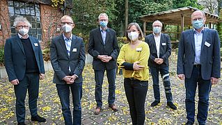 Gruppenbild der Referentin und Referenten vor der Neuen Schmiede.