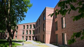 Außenansicht vom Gebäude unter blauem Himmel