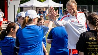 Guido Buchwald klatscht die Hände von Bethel-Fußballern ab